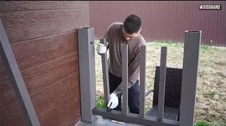 Подготовили видео с правилами и советами по монтажу ограждения из ДПК для террасы (этапы, нюансы, секреты).